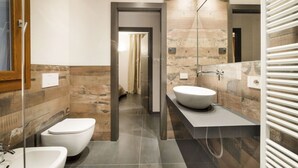 Un baño moderno con una bañera independiente, un lavabo y un inodoro.