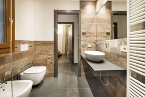 Doccia, asciugacapelli, bidet, asciugamani