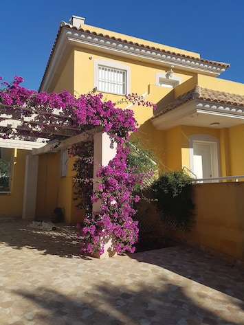 House front with car port