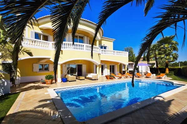 Piscine extérieure, piscine chauffée