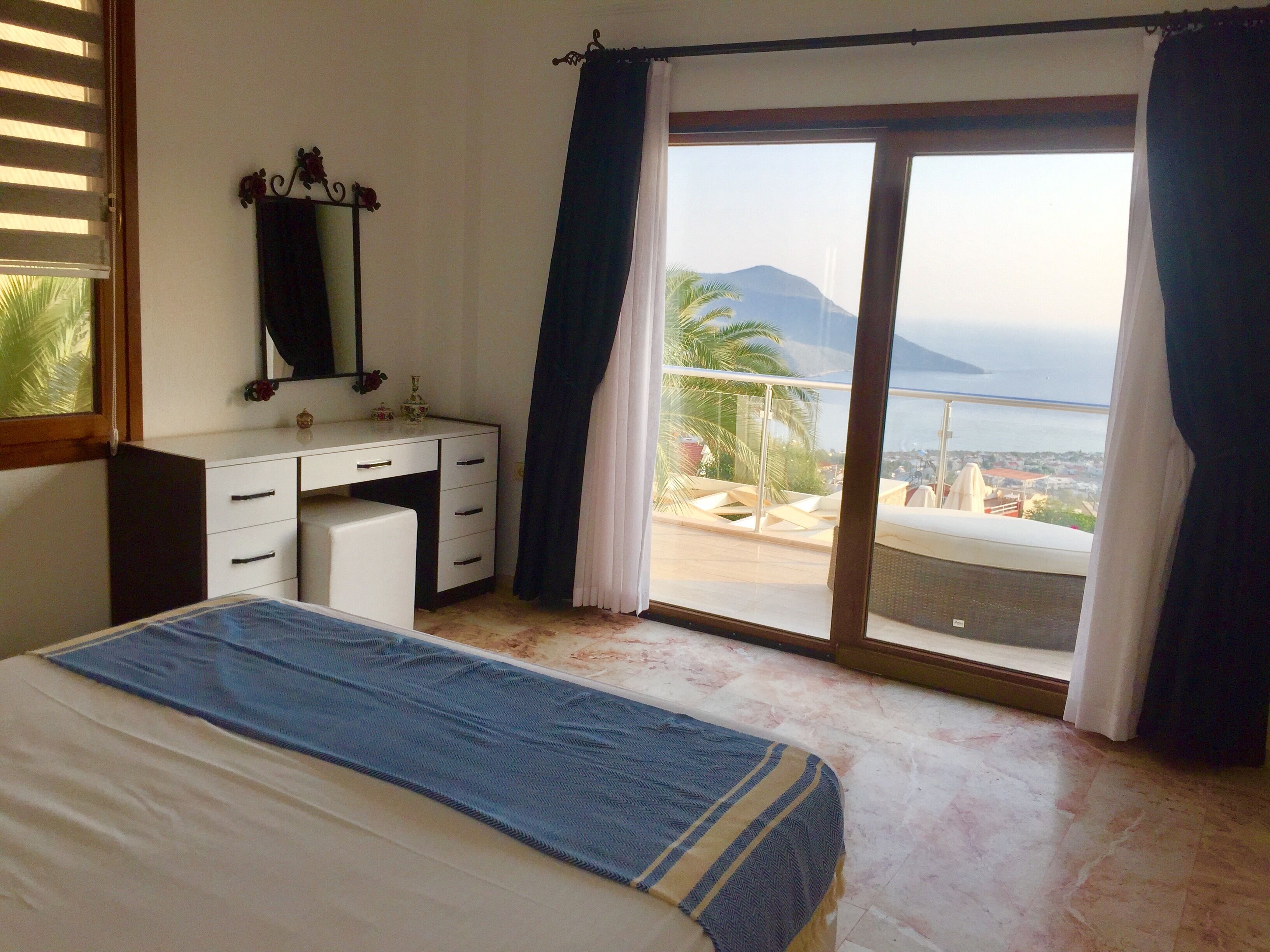 Exclusive, luxury villa, with heated infinity pool & jacuzzi and panoramic views