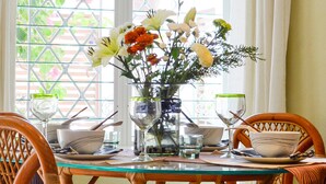 Ein Esstisch, gedeckt mit Gläsern, Schalen und einer Blumenvase.