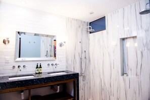 Dusche, Haartrockner, Handtücher