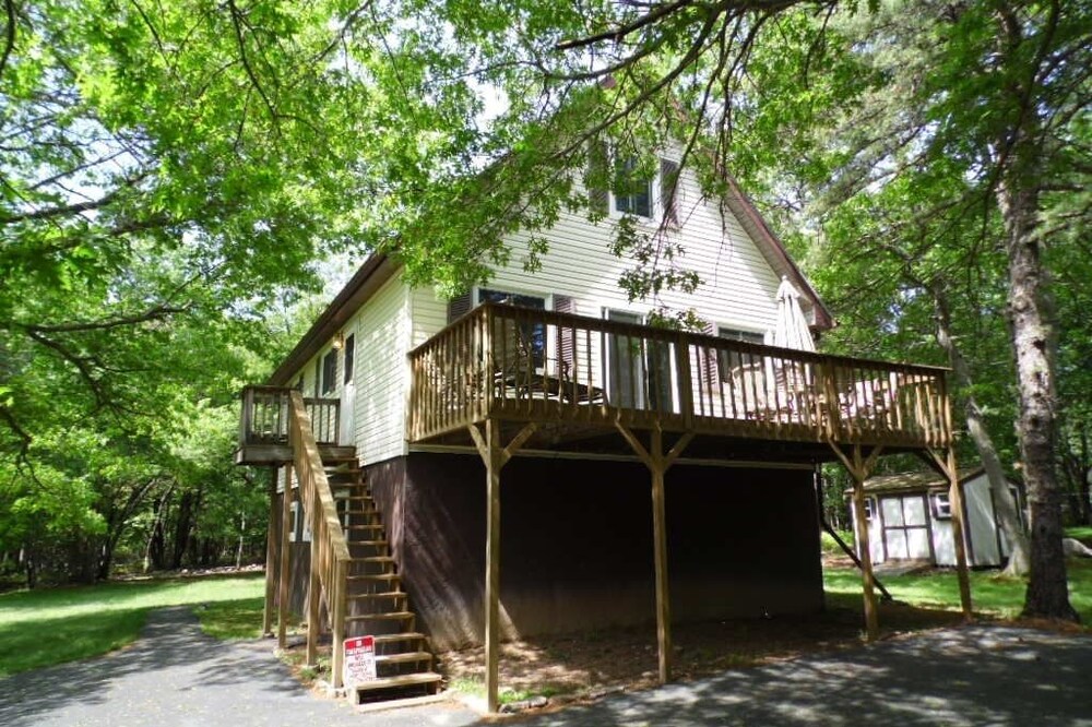 Perfect Getaway In The Poconos! (House #2) HotTub !! Gameroom !! WiFi !!