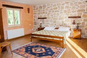 2 habitaciones, tabla de planchar con plancha y cuna de viaje