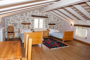 2 habitaciones, tabla de planchar con plancha y cuna de viaje