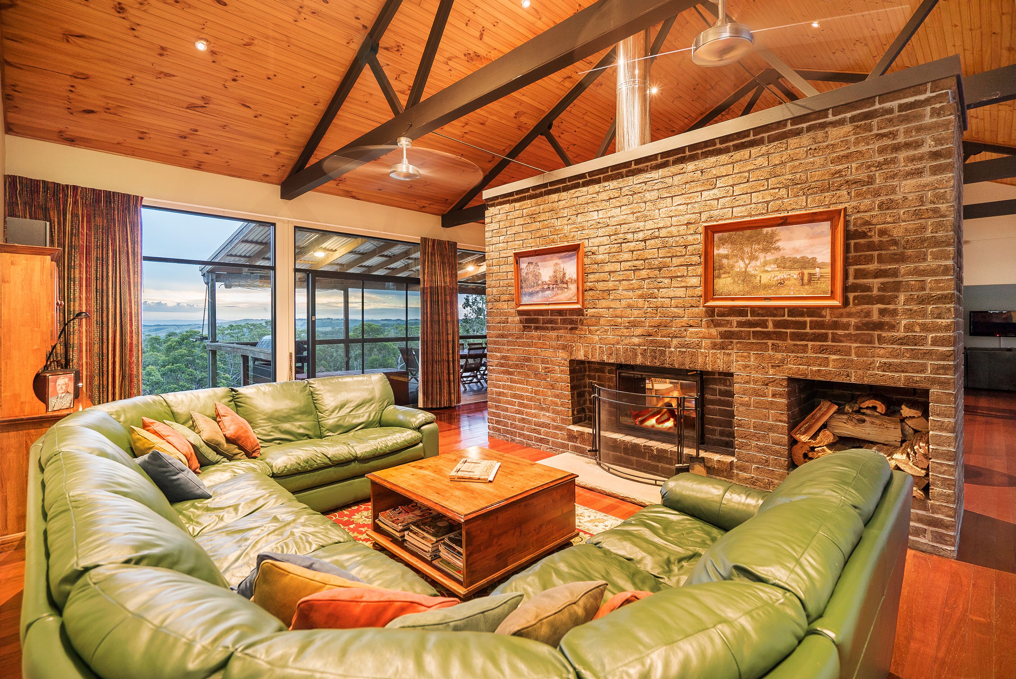 Brumby's Run Lodge -  Lounge/fireplace