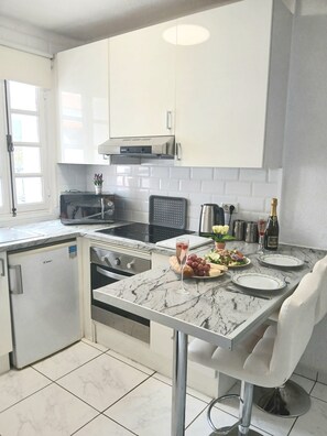 Kühlschrank, Mikrowelle, Ofen, Herdplatte