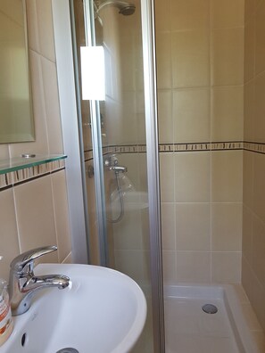 Ensemble baignoire-douche, séchoir à cheveux, serviettes fournies