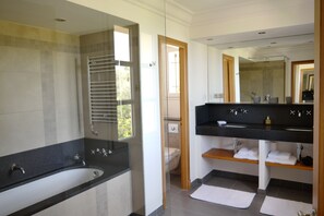 Bañera, secador de pelo y toallas