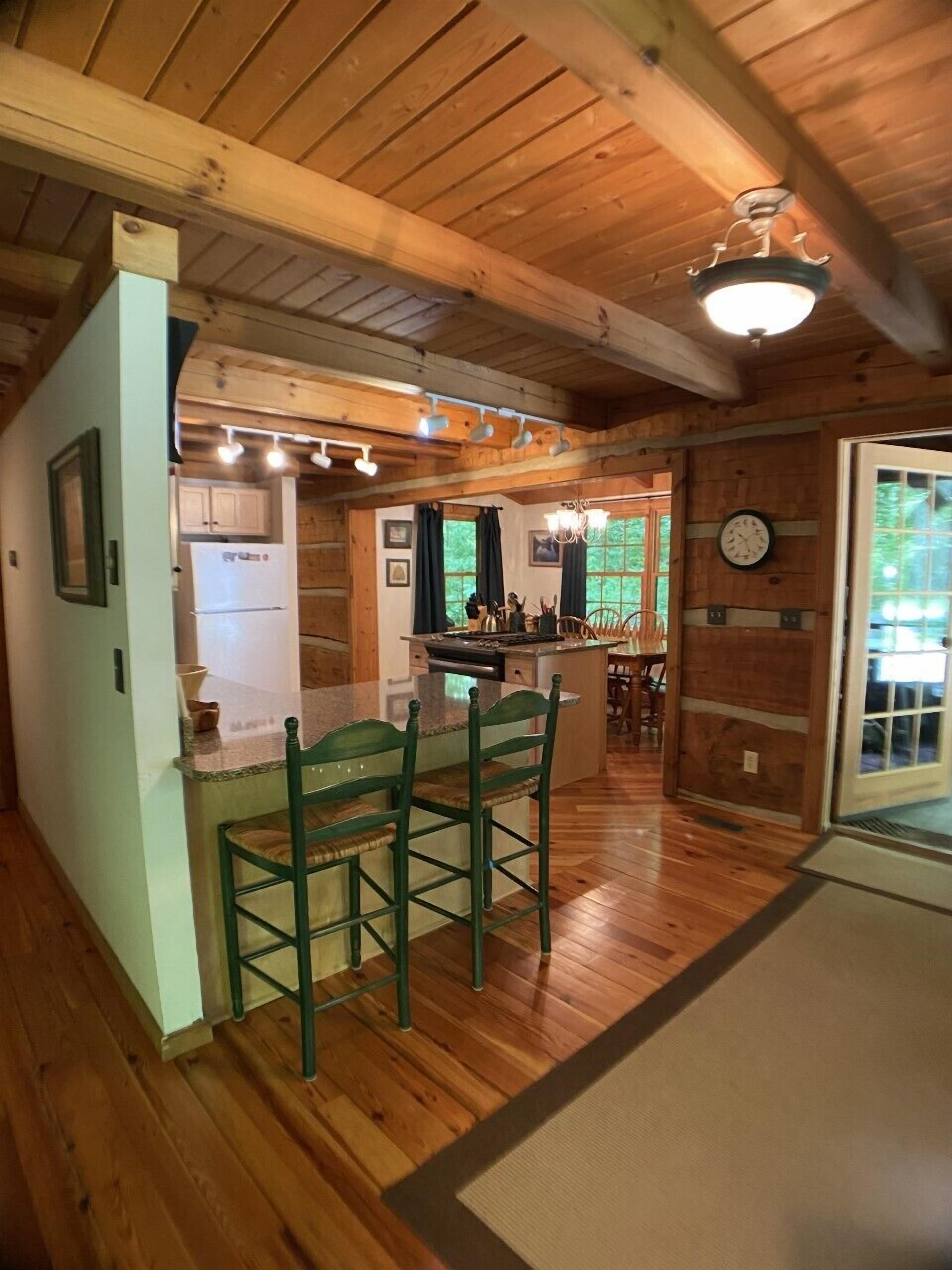 Hideaway Cabin- **FALL SPECIAL** Log Cabin IN the woods