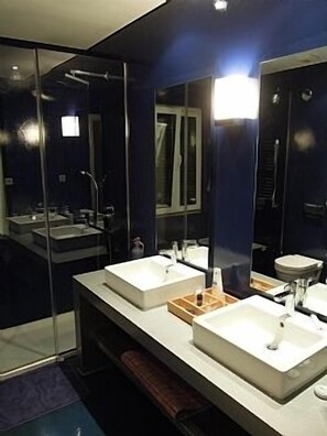 Tina, secadora de cabello, bidet, toallas 