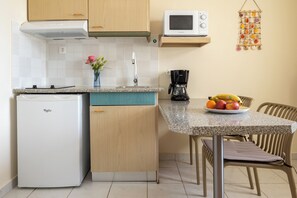 Kühlschrank, Mikrowelle, Herdplatte, Wasserkocher mit Kaffee-/Teezubehör