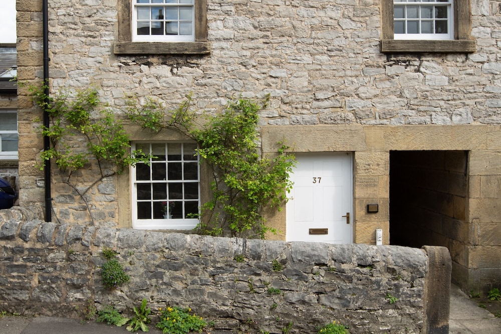 Comfortable Grade II Listed Cottage With Beautiful Views.