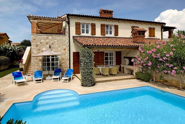Outdoor pool - Elegant villa with private swimming pool in a quiet village near Porec (Vabriga)