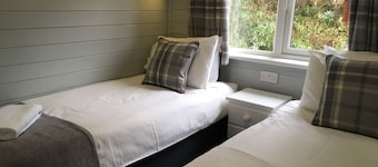 Lomond Retreat - Luxury Log Cabin at Loch Lomond - Sleeps 4