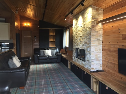 Lomond Retreat - ylellinen hirsimökki Loch Lomondissa