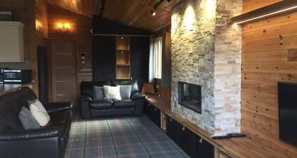 Lomond Retreat - ylellinen hirsimökki Loch Lomondissa