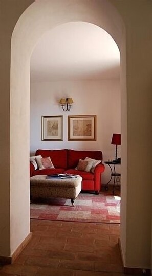 Smart TV, fireplace, books, video library - Traditional stone villa with terrace & gardens, in the hills of Lunigiana, Northern Tuscany. (Massa Carrara)