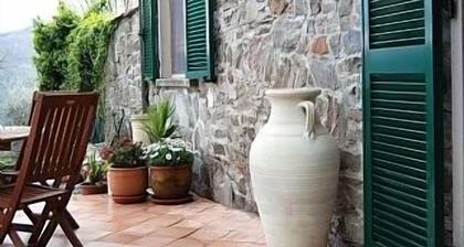 Traditionelle Steinvilla mit Terrasse und Garten in den Hügeln von Lunigiana in der nördlichen Toskana.