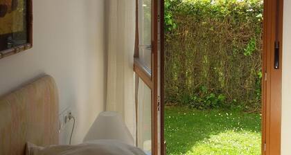 PRECIOUS LOW WITH SOUTH FACING GARDEN, 100M. MUD BEACH