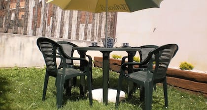 PRECIOUS LOW WITH SOUTH FACING GARDEN, 100M. MUD BEACH