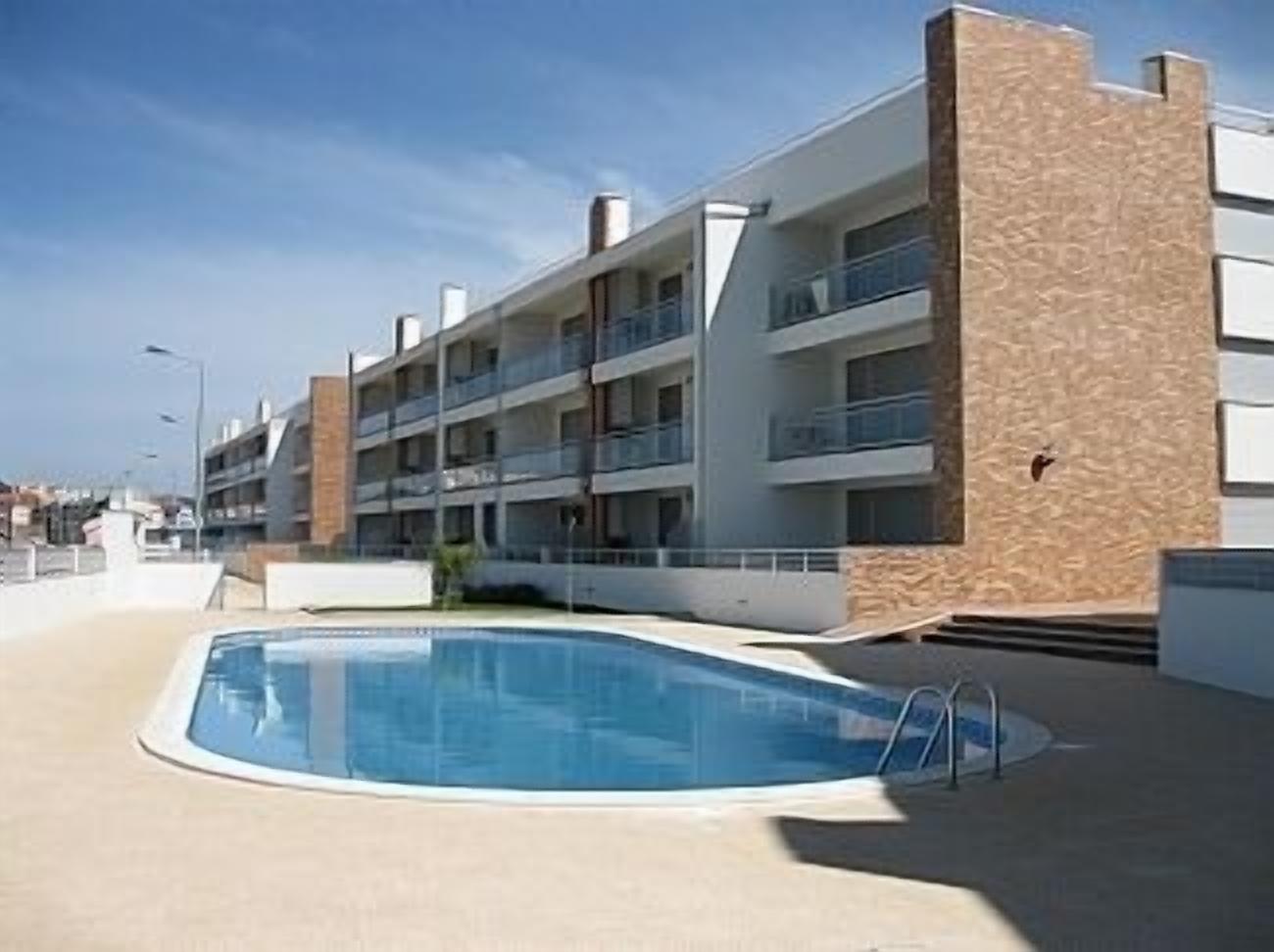 Modern 2 bed apartment with balcony, built in bbq, "FREE WI-FI" & communal pool