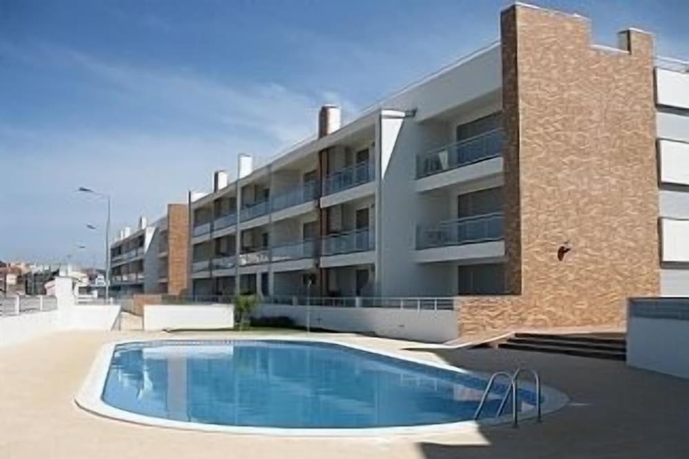 Modern 2 bed apartment with balcony, built in bbq, "FREE WI-FI" & communal pool