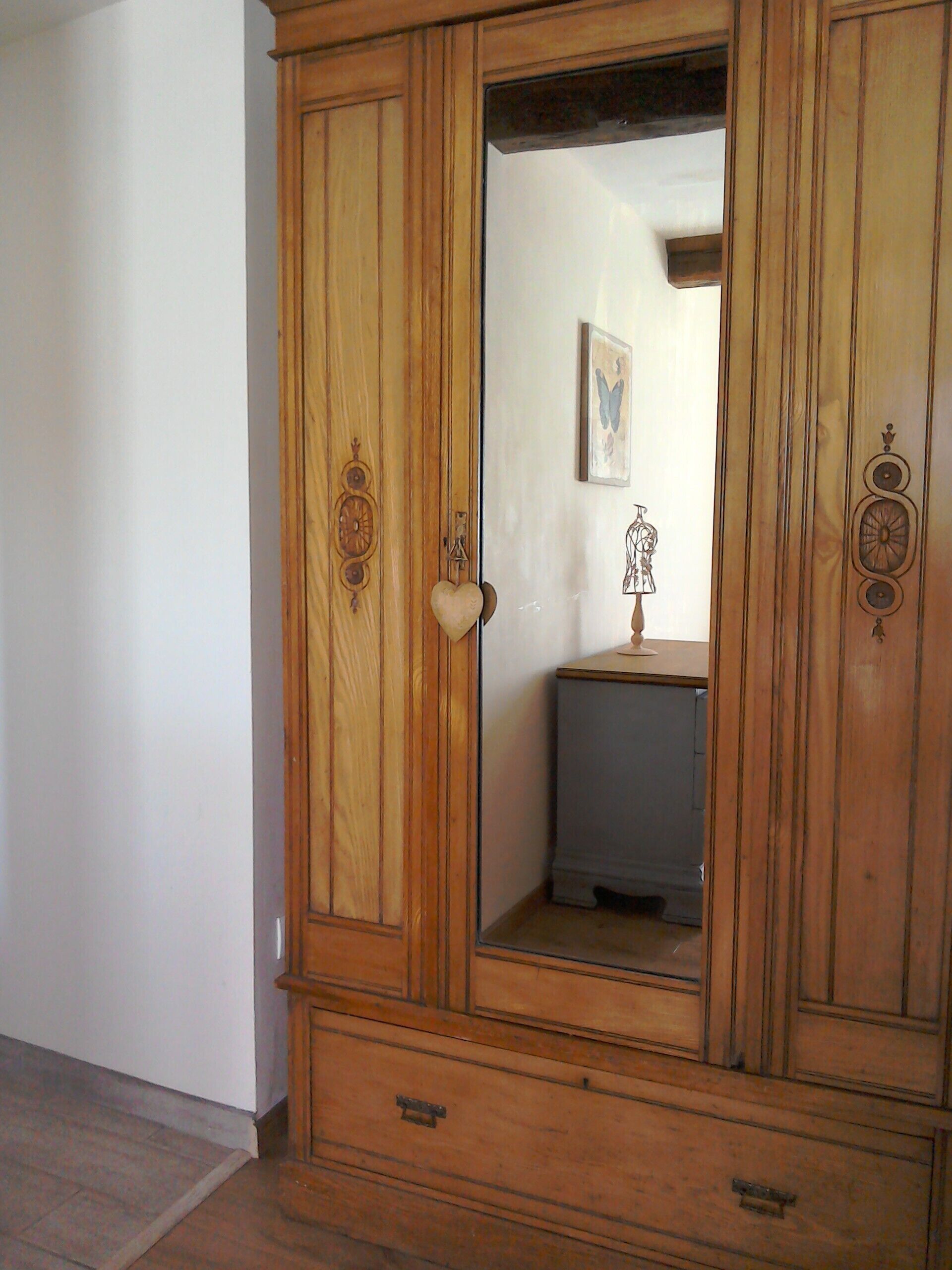 Perfect hideaway in a rural setting, yet only a 10 minute walk to the village.