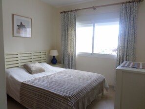 2 slaapkamers, een strijkplank/strijkijzer, wifi, beddengoed