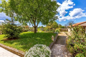 Property grounds - Apartment with large garden to play football (Gajana)