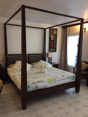 1 habitación, tabla de planchar con plancha y cuna de viaje 