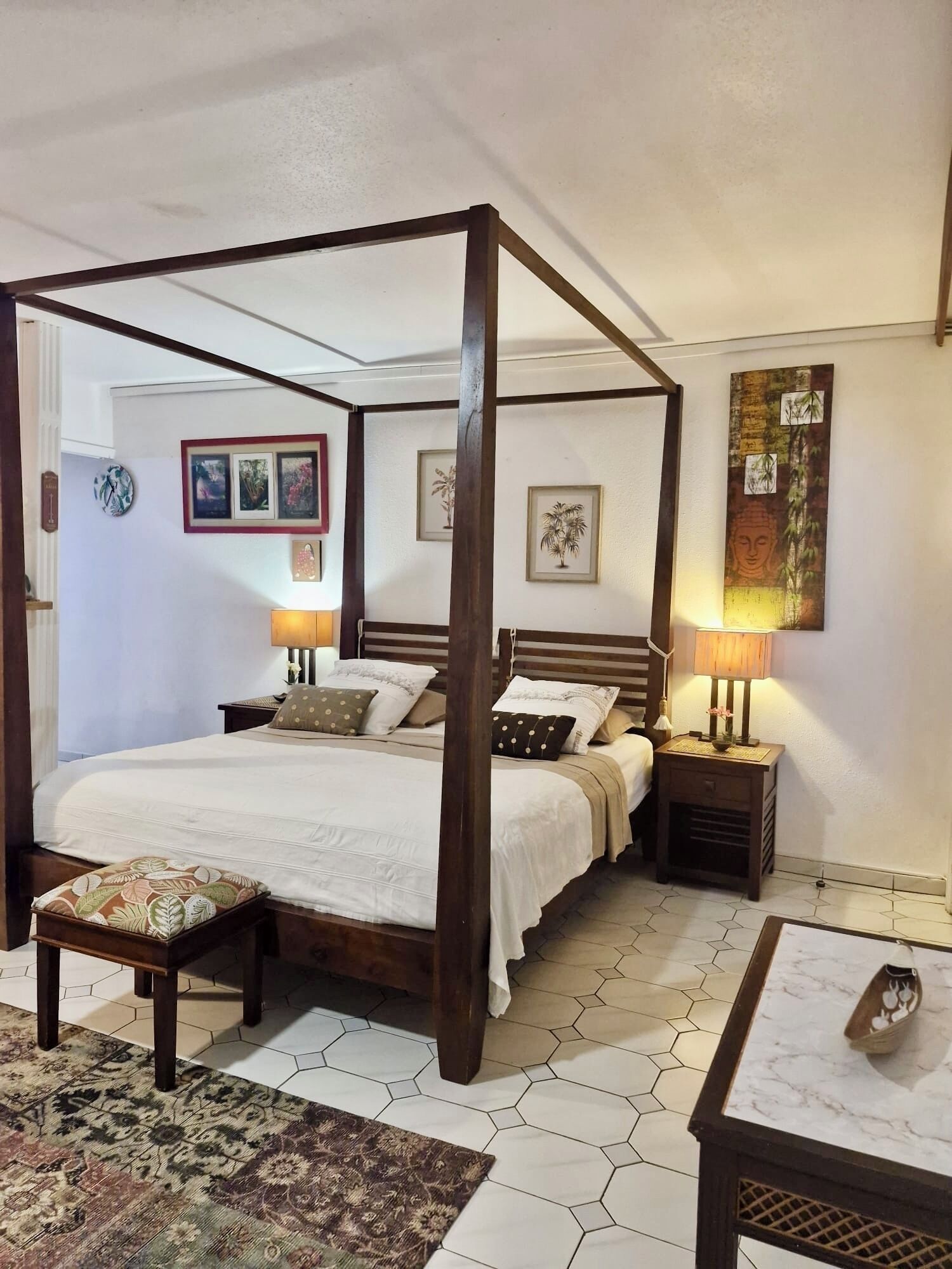 1 habitación, tabla de planchar con plancha y cuna de viaje 