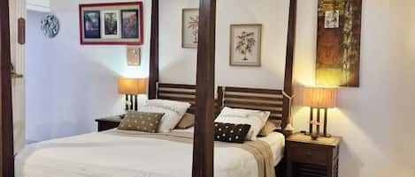 1 habitación, tabla de planchar con plancha y cuna de viaje