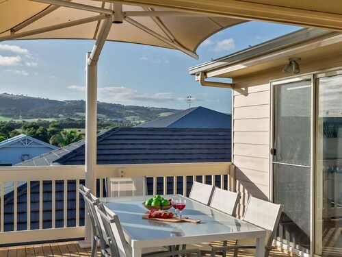 2 living areas and bathrooms. Short Walk to beach.