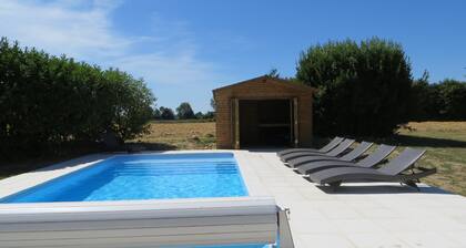 Valle del Loira casa rural con 2 hectáreas de terreno, al sur frente a la piscina y terrazas privadas