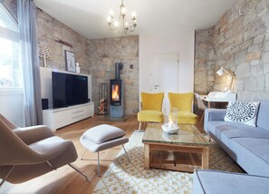 Smart TV, fireplace, DVD player, books