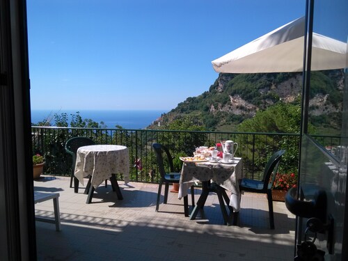 Poppy with en-suite bathroom - hiking Amalfi coast - Path of Gods