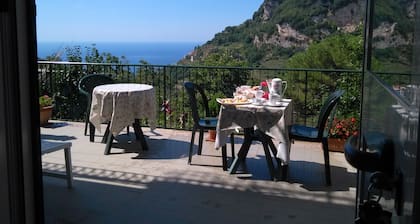 Poppy with en-suite bathroom - hiking Amalfi coast - Path of Gods