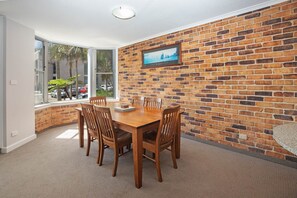 Dining - MAINSAIL 3 - Walking distance to Town Beach (Port Macquarie)