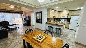 Jääkaappi, mikroaaltouuni, liesi, astianpesukone