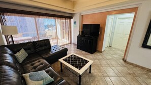 Televisio, DVD-soitin, pöytäjalkapallopöytä, suoratoistopalvelut