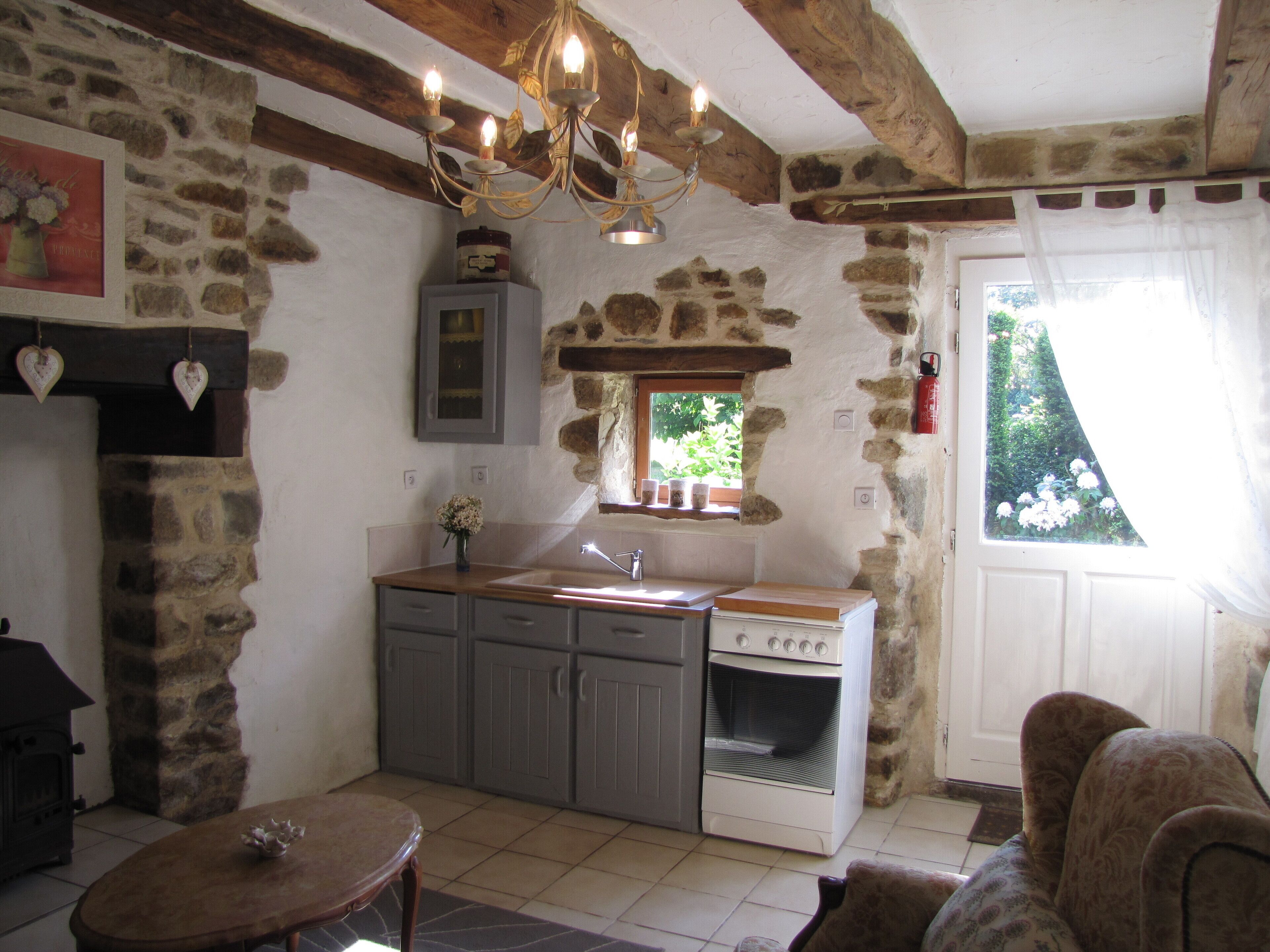 Quality Traditional Gite for 2 in Gomene central Brittany - HEATED pool & WIFI 