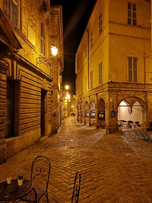Outdoor dining - Spectacular views across the pool to mountains and historic village. (montalto delle marche)