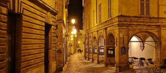 Vistas espectaculares a través de la piscina a las montañas y al pueblo histórico