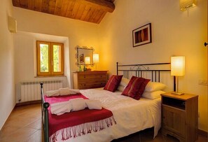 3 chambres, fer et planche à repasser, lit de bébé portatif