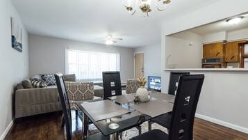 Apartment, Multiple Beds, Non Smoking | In-room dining