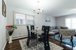 Apartment, Mehrere Betten, Nichtraucher | Essbereich im Zimmer