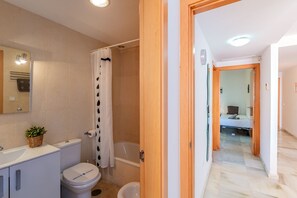 Combined shower/bathtub, hair dryer, bidet, towels - Modern apartment - airco - pool - Wifi - terrace - 2 bedrooms - sea view  (Nerja)