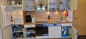 Fridge, oven, stovetop, dishwasher